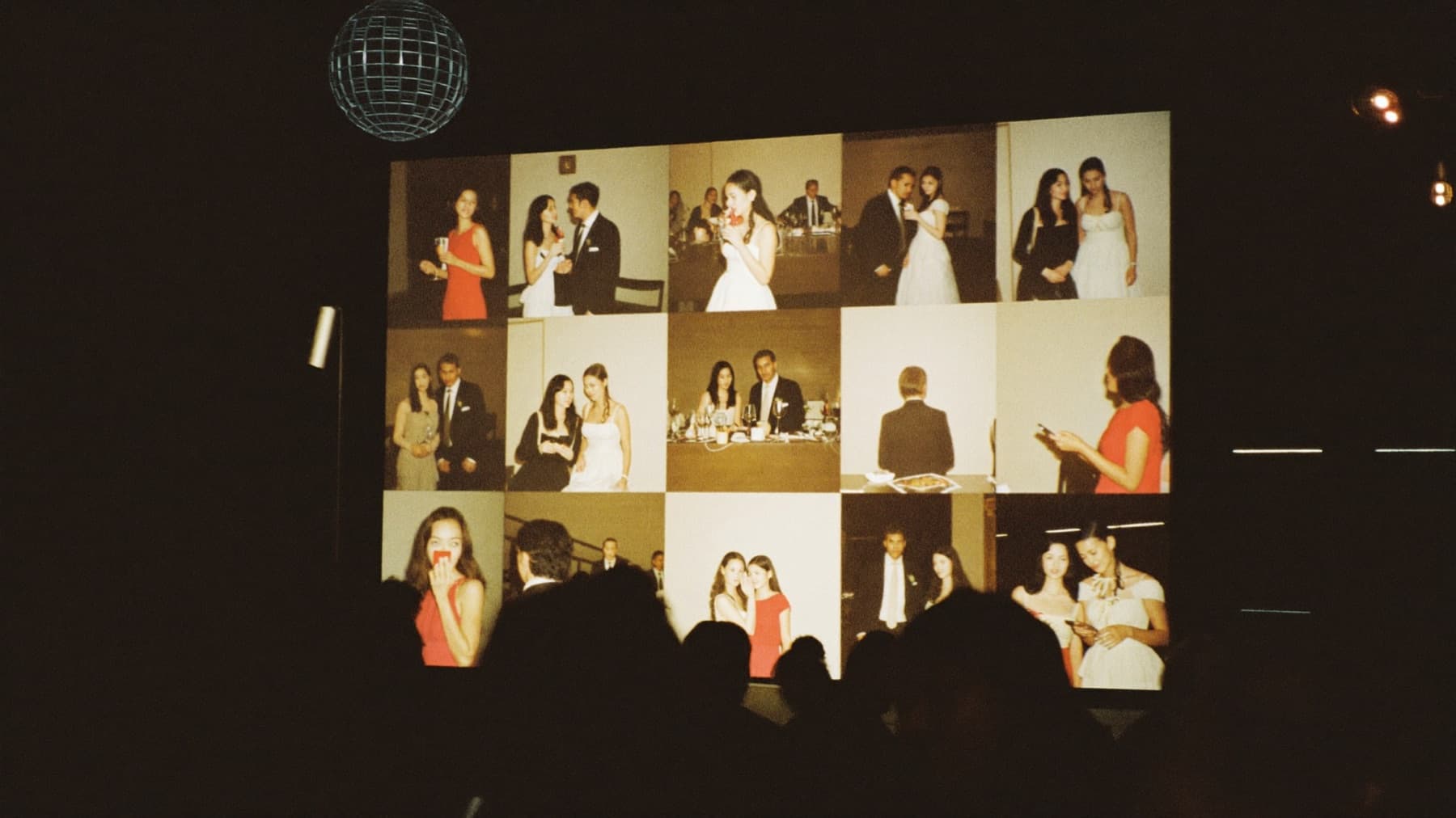 Layar besar di venue menampilkan grid foto acara